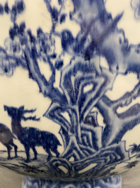 Een grote Chinese blauw-witte 'moonflask' vaas met herten, Qianlong merk en periode