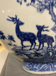 Een grote Chinese blauw-witte 'moonflask' vaas met herten, Qianlong merk en periode