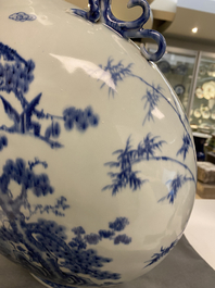 Een grote Chinese blauw-witte 'moonflask' vaas met herten, Qianlong merk en periode
