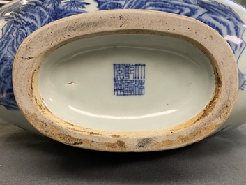 Een grote Chinese blauw-witte 'moonflask' vaas met herten, Qianlong merk en periode