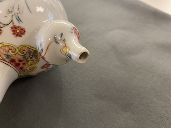 Een paar Chinese famille rose kendi met hanen, Qianlong