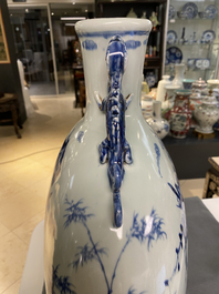 Een grote Chinese blauw-witte 'moonflask' vaas met herten, Qianlong merk en periode