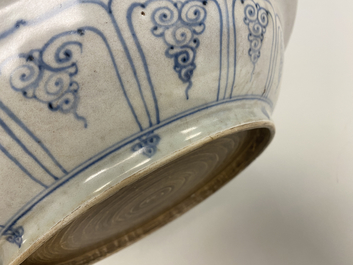 Un plat en gr&egrave;s porcelaineux d'Annam ou Vietnam &agrave; d&eacute;cor de deux oiseaux en bleu et blanc, 15&egrave;me