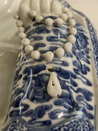 Een grote Chinese blauw-witte figuur van Boeddha, Fujian Huiguang merk, Republiek