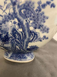 Een grote Chinese blauw-witte 'moonflask' vaas met herten, Qianlong merk en periode