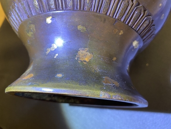 Un vase en bronze t&acirc;ch&eacute; d'or, marque de Qianlong, Qing