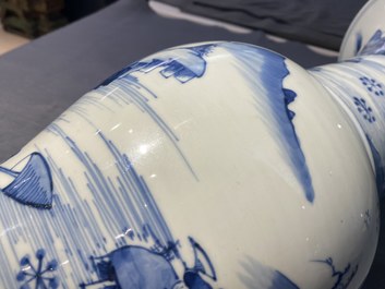 Un vase de forme 'yenyen' en porcelaine de Chine en bleu et blanc, Kangxi