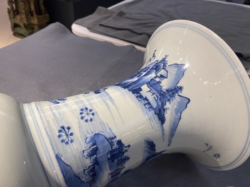 Un vase de forme 'yenyen' en porcelaine de Chine en bleu et blanc, Kangxi