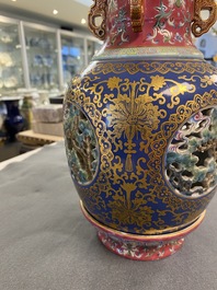 Een vierdelige Chinese opengewerkte en draaiende famille rose vaas, Qianlong merk, Republiek