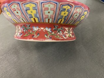 Een vierdelige Chinese opengewerkte en draaiende famille rose vaas, Qianlong merk, Republiek