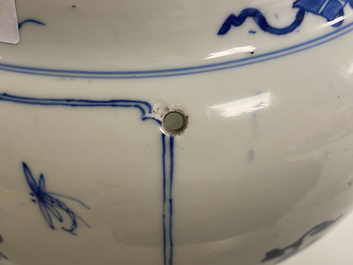 Een Chinese blauw-witte kom met figuren in een landschap, Kangxi