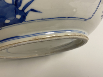 Een Chinese blauw-witte kom met figuren in een landschap, Kangxi
