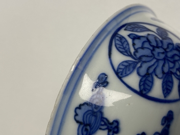 Een Chinese blauw-witte 'draken' kom met lan&ccedil;a-inscripties, Wanli merk en periode
