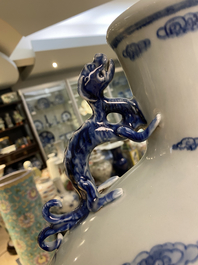 Een grote Chinese blauw-witte 'moonflask' vaas met herten, Qianlong merk en periode