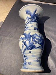 Un vase de forme 'yenyen' en porcelaine de Chine en bleu et blanc, Kangxi