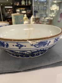 Een Chinese blauw-witte 'honderd jongens' dekseldoos, Wanli merk en periode