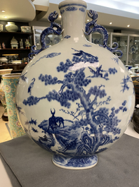 Een grote Chinese blauw-witte 'moonflask' vaas met herten, Qianlong merk en periode