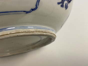 Een Chinese blauw-witte kom met figuren in een landschap, Kangxi