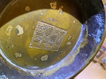 Un vase en bronze t&acirc;ch&eacute; d'or, marque de Qianlong, Qing