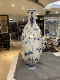 Een grote Chinese blauw-witte 'moonflask' vaas met herten, Qianlong merk en periode