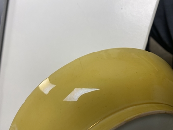 Een Chinees monochroom geel bord, Kangxi merk en periode