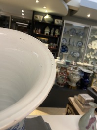 Een grote Chinese blauw-witte 'gu' vaas met onsterfelijken, Kangxi