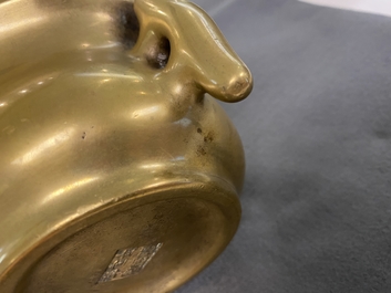 Un br&ucirc;le-parfum de type 'yilu' en bronze, marque de Xuande, Chine, 17&egrave;me