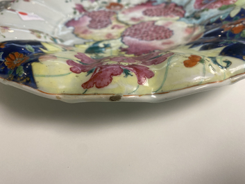 Een gelobde Chinese famille rose onderschotel met granaatappels op tabaksbladeren, Qianlong