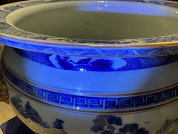 Een grote Chinese blauw-witte viskom met landschapsdecor, Qianlong
