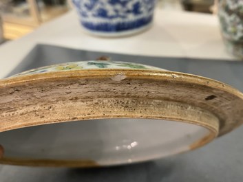 Een Chinese famille rose 'kamcheng' dekselkom met vlinders, 19e eeuw