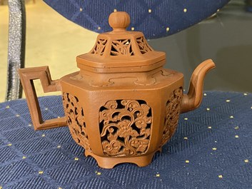 Une th&eacute;i&egrave;re couverte ajour&eacute;e &agrave; double parois en gr&egrave;s de Yixing, Chine, Kangxi