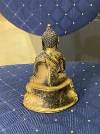 Une figure de Bouddha Shakyamuni en bronze dor&eacute;, Sino-Tibet, 17&egrave;me