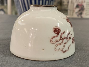 Een Chinese koperrode penselenwasser met een draak, 18/19e eeuw