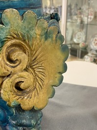 Een grote Chinese fahua wierookbrander met houten voet en deksel met kwarts dekselknop, Ming