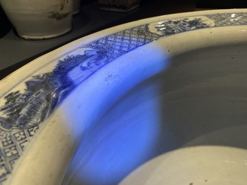 Een grote Chinese blauw-witte viskom met landschapsdecor, Qianlong