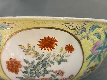Un bol en porcelaine de Chine famille rose &agrave; fond jaune sgraffito, marque et &eacute;poque de Daoguang