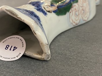Un vase murale en porcelaine de Chine wucai, &eacute;poque Transition