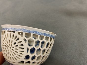 Twee Chinese blauw-witte opengewerkte kommen, Transitie periode en Kangxi
