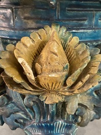 Een grote Chinese fahua wierookbrander met houten voet en deksel met kwarts dekselknop, Ming