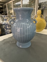 Een Chinese monochrome lavendelblauwe vaas, Qianlong merk, Republiek
