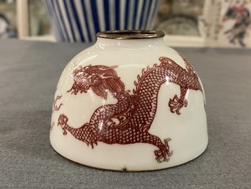 Een Chinese koperrode penselenwasser met een draak, 18/19e eeuw