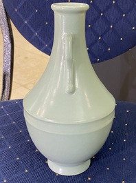 Un vase en porcelaine de Chine c&eacute;ladon monochrome, marque de Qianlong, R&eacute;publique
