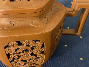 Une th&eacute;i&egrave;re couverte ajour&eacute;e &agrave; double parois en gr&egrave;s de Yixing, Chine, Kangxi