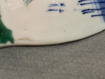 Un vase murale en porcelaine de Chine wucai, &eacute;poque Transition