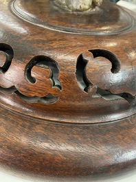 Een grote Chinese fahua wierookbrander met houten voet en deksel met kwarts dekselknop, Ming
