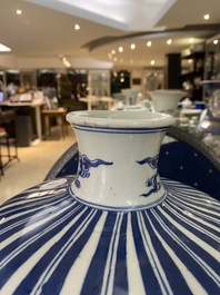 A Chinese blue and white 'meiping' vase with a dragon, Wanli mark, 19th C.