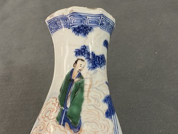 Un vase murale en porcelaine de Chine wucai, &eacute;poque Transition