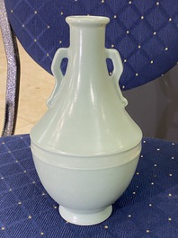 Un vase en porcelaine de Chine c&eacute;ladon monochrome, marque de Qianlong, R&eacute;publique
