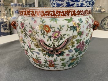 Een Chinese famille rose 'kamcheng' dekselkom met vlinders, 19e eeuw