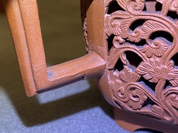 Une th&eacute;i&egrave;re couverte ajour&eacute;e &agrave; double parois en gr&egrave;s de Yixing, Chine, Kangxi
